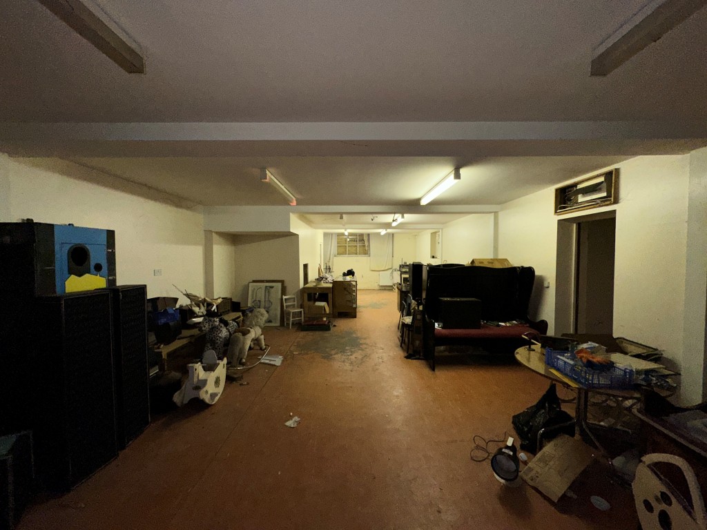 Lot: 227 - THREE-BEDROOM OLD SCHOOL UNIT WITH POTENTIAL - Main Hall